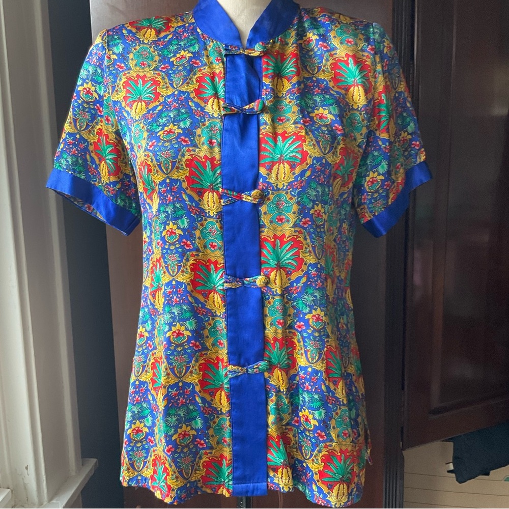 Vintage, cheongsam-style short sleeved 100% silk, Asian inspired blouse, size M